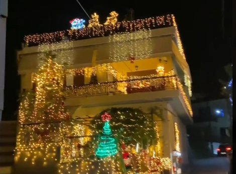 Ο χριστουγεννιάτικος στολισμός σε δύο μονοκατοικίες 