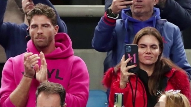 toys-epiasan-sta-prasa-me-tin-pantofla-i-proti-dimosia-emfanisi-manika-patera-cheri-cheri-choris-na-kryvontai-342353