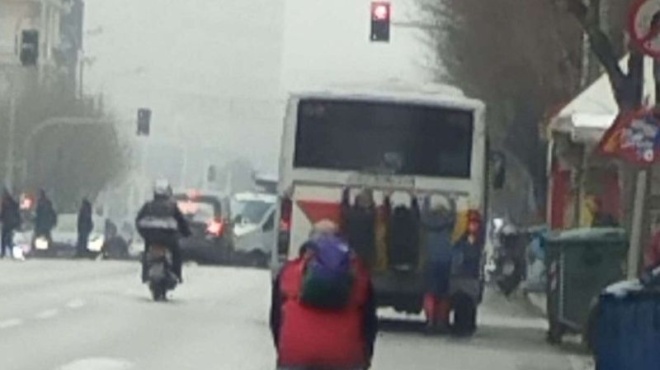 apisteytes-eikones-sti-thessaloniki-paidia-kremontai-apo-leoforeio-toy-oasth-amp-8211-se-sok-oi-perastikoi-ekanan-noimata-ston-odigo-na-stamatisei-342600