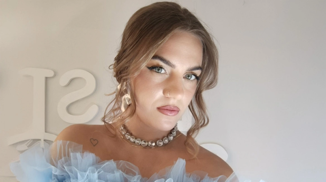 eleni-mpada-poia-einai-i-24chroni-kalloni-voithos-mikroviologoy-kai-fetini-vasilissa-toy-patrinoy-karnavalioy-339864