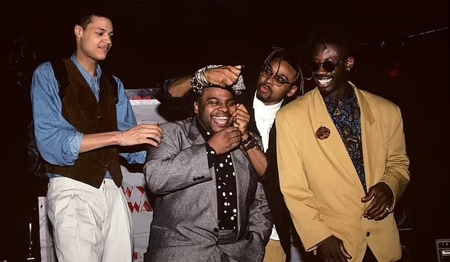 pethainoyn-o-enas-meta-ton-allon-vrethike-vekros-gnostos-tragoydistis-mesa-sto-amaxi-toy-340305