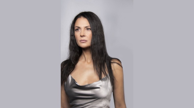 les-kai-den-tin-aggixe-o-chronos-h-veronika-argentzi-chathike-apo-ti-dimosiotita-alla-paremeine-akoma-gynaikara-340844