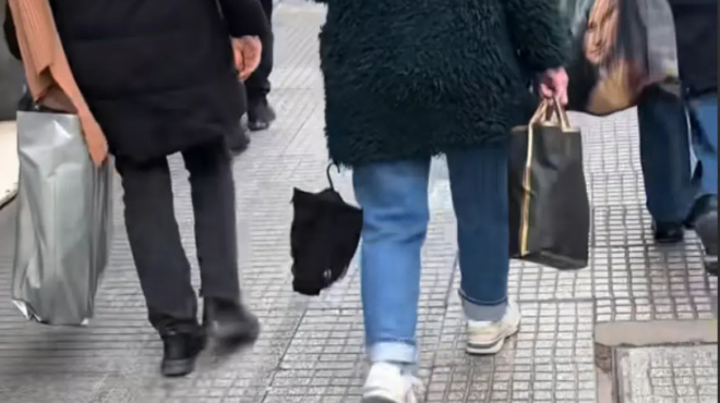 theama-se-oli-tin-tsimiski-tin-evgazan-vinteo-oi-perastikoi-thessalonikia-egine-viral-perpatoyse-ki-apo-to-palto-kremotan-amp-8230-kati-vinteo-340002