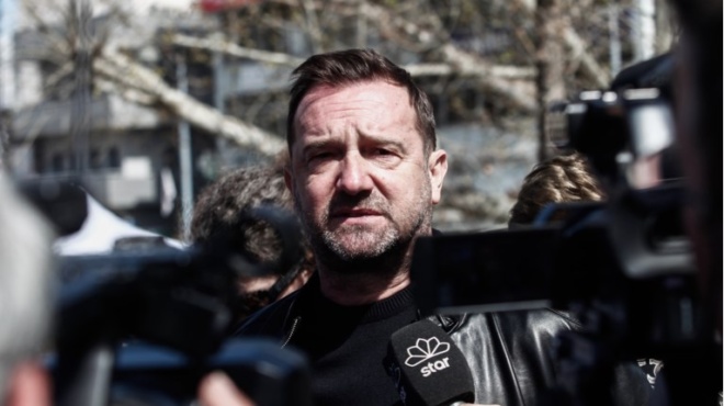 oli-i-ellada-cheirokrotaei-ton-patera-plakia-makria-ta-cheria-kai-to-stoma-apo-tis-manes-eimaste-oi-paterades-edo-chtypiste-emas-352873