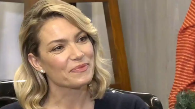 den-ti-noiazei-na-deichnei-amp-8230-oraia-i-viky-kagia-vgike-sto-kentro-avafi-achtenisti-me-gyalia-ki-omos-oloi-prosexan-kati-sta-podia-tis-349917