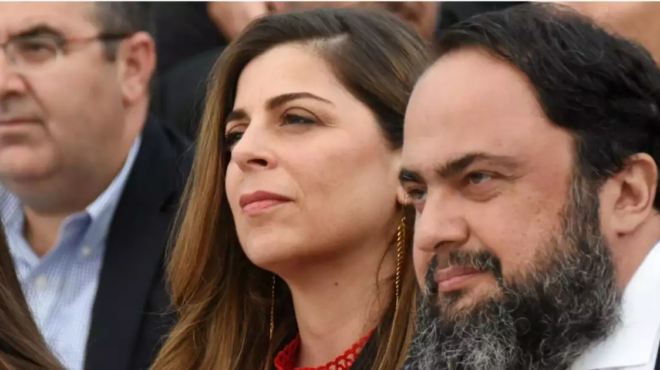 gyrisan-oloi-to-kefali-kai-archisan-na-amp-8230-psithyrizoyn-spania-emfanisi-tis-syzygoy-toy-vaggeli-marinaki-poy-kryvetai-apo-ta-fota-tis-dimosiotitas-352550