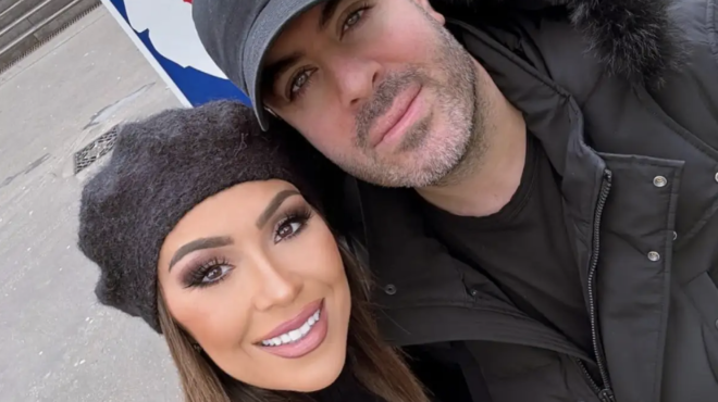 egkyos-mia-apo-tis-pio-omorfes-ellinides-i-fotografia-poy-anevase-me-ton-syzygo-tis-348578