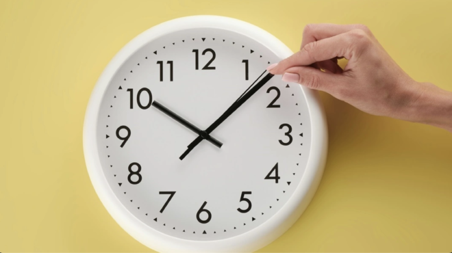 allagi-oras-2025-poia-kyriaki-allazoyme-ta-rologia-mas-kai-ta-pame-mia-ora-mprosta-349118