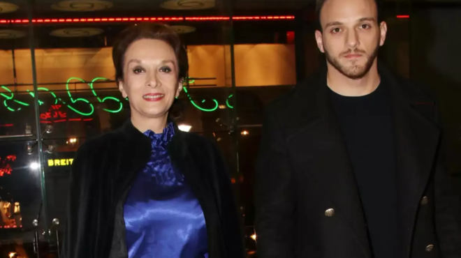 matheytike-prin-5-amp-8242-amp-8211-teleytaia-exelixi-ayto-etoimazetai-na-kanei-i-mairi-vidali-1-mina-meta-ton-thanato-toy-gioy-tis-karoloy-347682