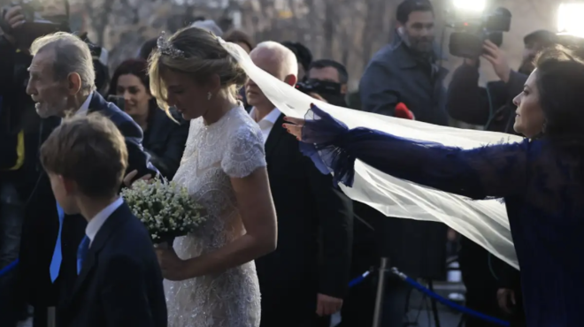 tora-o-paramythenios-gamos-toy-nikolaoy-nte-gkres-kai-tis-chrysi-vardinogianni-to-oneiriko-nyfiko-me-to-terastio-peplo-kai-o-koyklos-gampros-amp-8211-deite-iine-eikona-346498