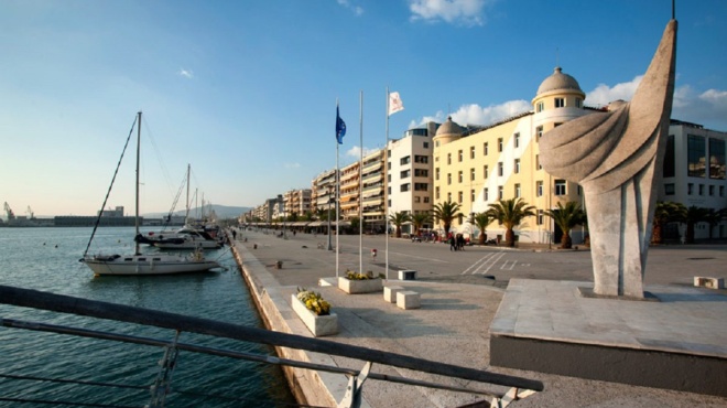 se-katastasi-ektaktis-anagkis-pasignosti-poli-tis-ellada-amp-8211-loyketo-se-dekades-katastimata-estiasis-amp-8211-ston-dromo-ekatontades-ergazomenoi-361453