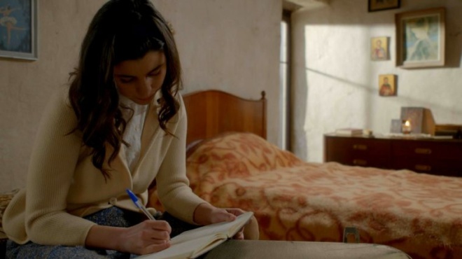 skandalo-ston-agio-erota-pianoyn-tin-chloi-kai-ton-papa-amp-8211-nikola-sto-krevati-amp-8211-eftase-to-pio-sygklonistiko-epeisodio-tis-chronias-362784