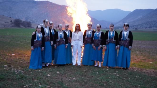 anevainei-sta-stoichimata-i-klaydia-amp-8211-paei-gia-protia-eskase-to-vinteoklip-tis-asteromatas-ki-echei-amp-8230-anatrichiasei-oli-i-eyropi-357296