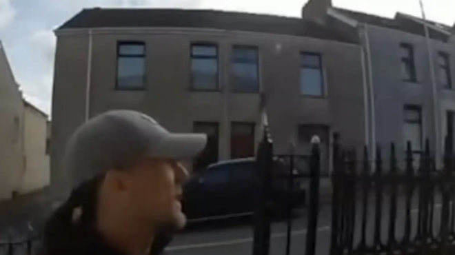 sok-petheros-straggalise-me-petseta-tin-30chroni-nyfi-toy-molis-afise-ta-eggonia-toy-sto-scholeio-354806