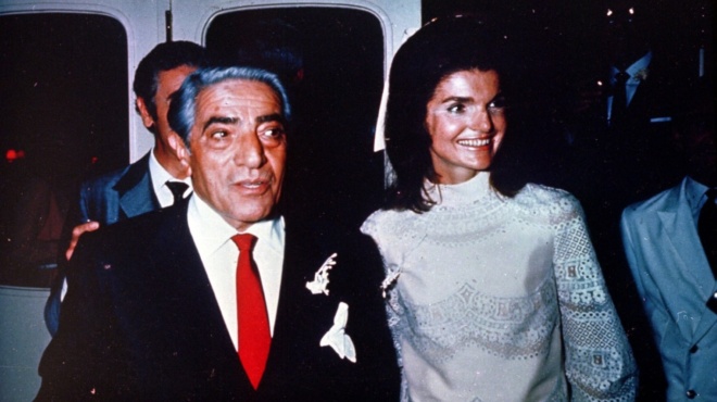 poleitai-i-istoriki-vila-tis-aderfis-toy-onasi-echei-idiotiki-paralia-11-krevatokamares-9-mpania-pisina-kai-i-timi-tis-amp-8230-zalizei-355614