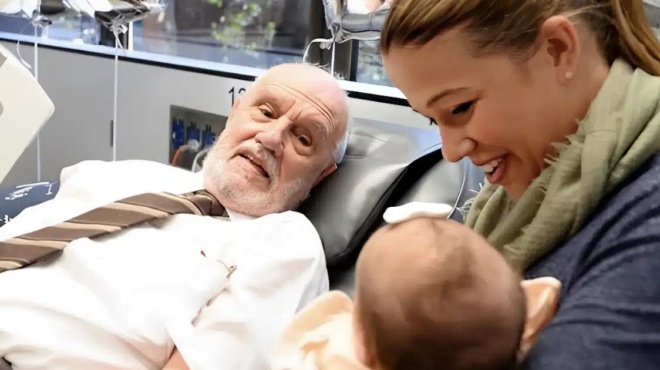 pethane-o-aimodotis-me-to-spanio-antisoma-poy-esose-pano-apo-2-4-ekatommyria-mora-353973