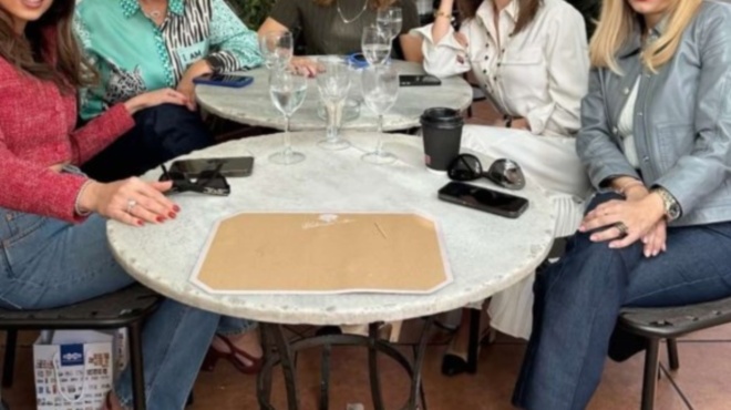 etrivan-ta-matia-toys-thamones-kai-servitoroi-4-pasignostes-ellinides-paroysiastries-pigan-gia-lunch-se-italiko-stin-kifisia-ki-eginan-theama-358121