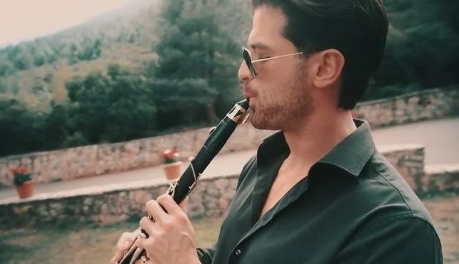 dystychos-molis-matheytike-gia-ton-ari-moygkopetro-anatrichiastiki-martyria-vrikame-dyo-dachtyla-alla-dialymena-teleios-to-ena-eiche-anoixei-san-maroyli-369823