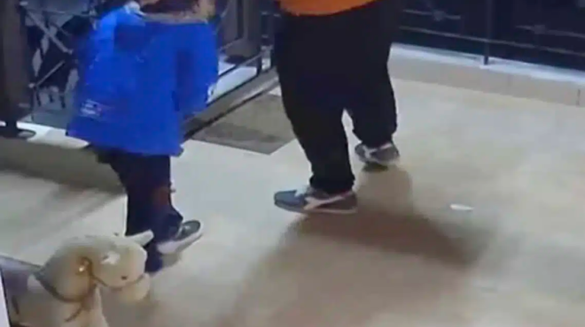 ntais-plakose-mitera-mprosta-sto-paidaki-tis-gia-to-parkingk-sokaroyn-ta-oyrliachta-tis-363690