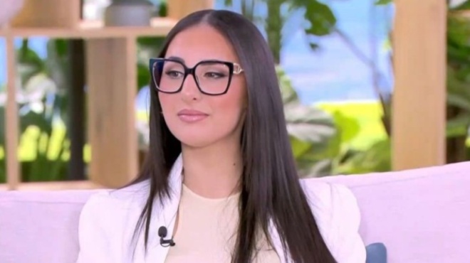 ta-amp-8230-echase-i-klaydia-i-stigmi-poy-i-paroysiastria-tis-eurovision-tin-plisiazei-kai-tis-pairnei-ayto-amp-8230-amp-8211-den-mporo-na-eimai-oydeteri-365371