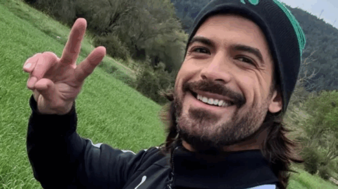 aris-moygkopetros-nea-fotografia-apo-to-nosokomeio-chamogelastos-me-epidesmo-sto-cheri-ki-agkalia-me-gnosto-ellina-371178