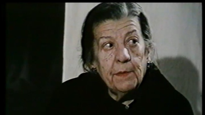 i-agapimeni-ithopoios-pethane-moni-kai-xechasmeni-me-ena-tsigaro-sto-cheri-kai-to-katalavan-oi-anthropoi-sto-mageireio-poy-epairne-kathe-mera-fagito-365921