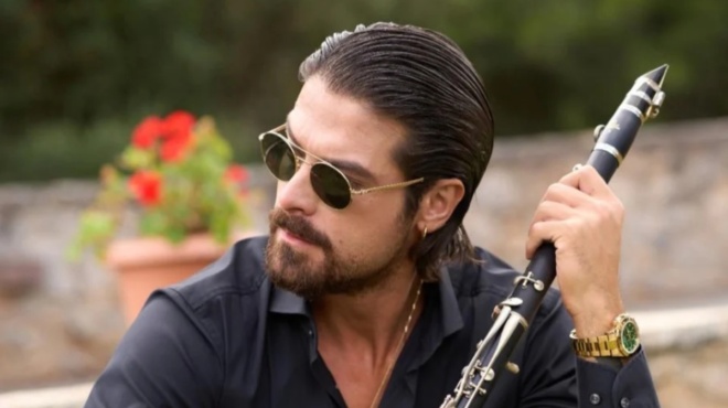 aris-moygkopetros-ton-skotosa-ton-skotosa-sokaroyn-ta-prota-deyterolepta-meta-tin-ekrixi-amp-8211-ti-fonaze-o-filos-toy-poy-toy-edose-tin-krotida-370387