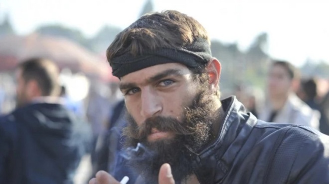 pantremenos-pateras-enos-paidioy-kai-agnoristos-allos-anthropos-o-kritikos-agrotis-poy-ekane-tis-gynaikes-na-paramiloyn-to-2015-365354