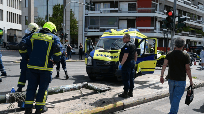 panikos-sto-kentro-tis-athinas-asthenoforo-trakare-me-ich-kai-chtypise-se-kolona-ki-ayti-epese-kai-plakose-pezoys-amp-8211-chamos-sto-simeio-368257