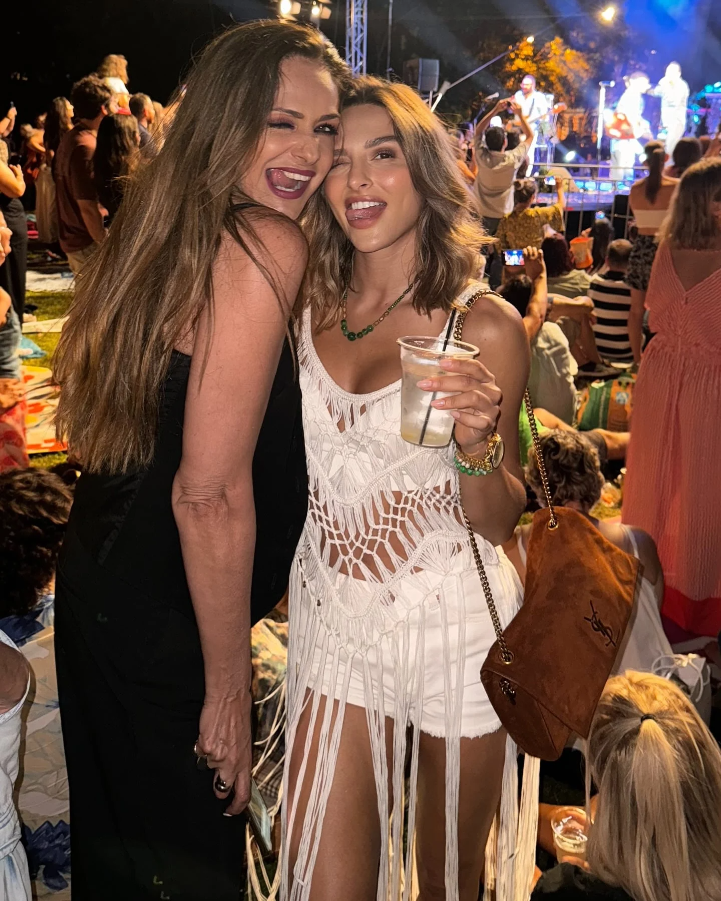 Βίκυ Κουλιανού και Ναυσικά Παναγιωτακοπούλου σαν αδελφές 