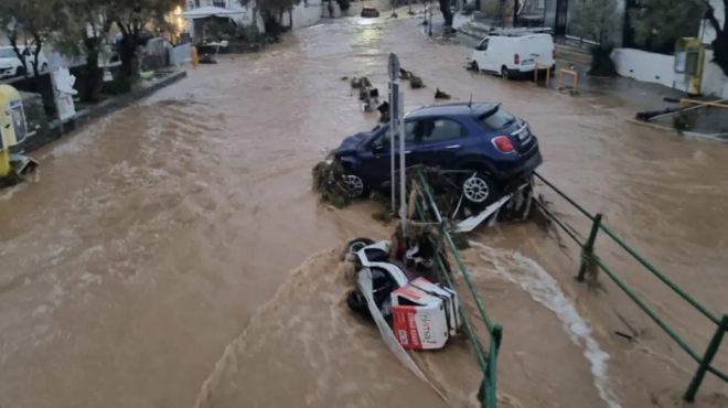 symvainei-tora-amp-8211-pnigetai-kato-apo-to-nero-tora-i-mykonos-dromoi-potamia-katoikoi-apelpismenoi-den-xeroyn-ti-na-kanoyn-363049