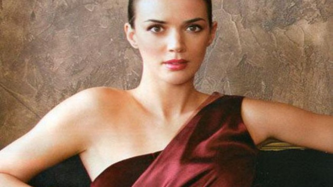 ekopse-ta-mallia-ta-allaxe-ola-kai-paratise-tin-tv-pos-einai-simera-i-panemorfi-ithopoios-tis-10is-entolis-eytychia-giakoymi-369180