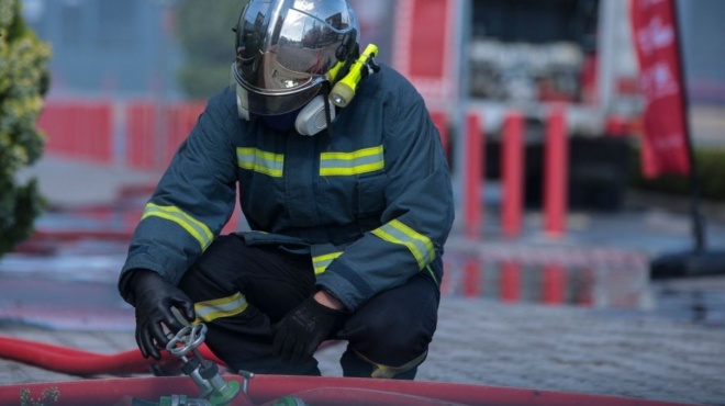 fotia-tora-amp-8211-kaigetai-to-parkingk-sto-mikrolimano-amp-8211-dinei-machi-i-pyrosvestiki-379788