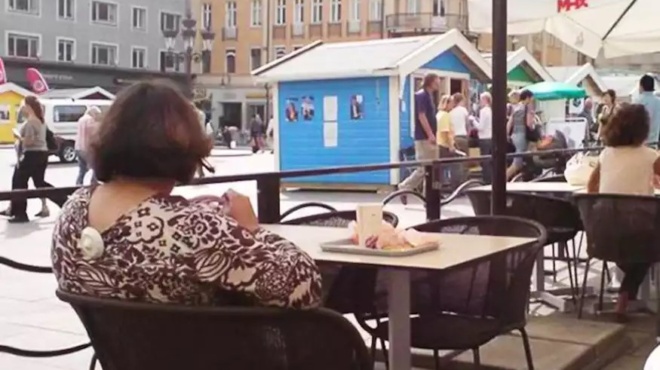 se-ayti-ti-fotografia-yparchei-kati-poly-periergo-amp-8211-kai-omos-to-paratiroyn-ligoi-amp-8211-se-posi-ora-to-vrikes-379937