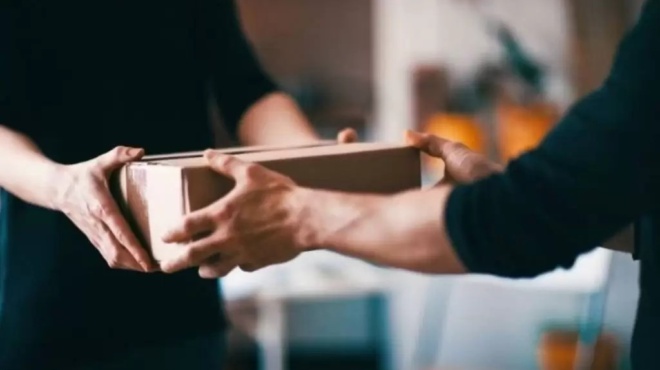 courier-to-tzampa-amp-8230-telos-amp-8211-charatsi-2-eyro-se-ola-ta-demata-se-poia-tha-plironoyme-parapano-380245