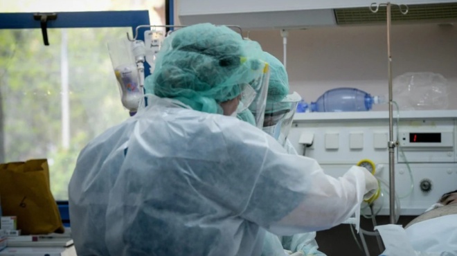 sto-nosokomeio-me-karkino-o-diasimos-ellinas-ithopoios-amp-8211-eiche-dosei-pseytiko-onoma-gia-na-min-ton-katalavei-kaneis-380299