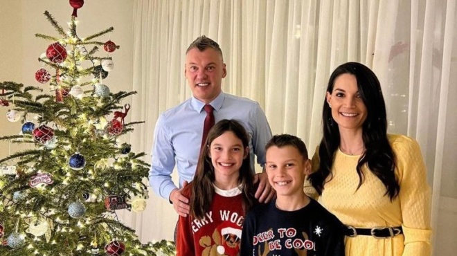 saroynas-giasikevitsioys-ayti-einai-i-kalloni-ellinida-syzygos-toy-to-onoma-tis-i-gnorimia-to-kormi-fetes-o-paramythenios-gamos-kai-ta-2-paidia-380880