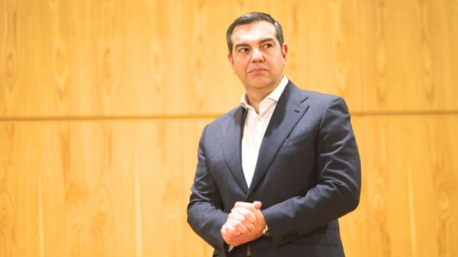 erchetai-i-anatropi-sto-politiko-skiniko-epistrefei-me-diko-toy-komma-o-alexis-tsipras-381148