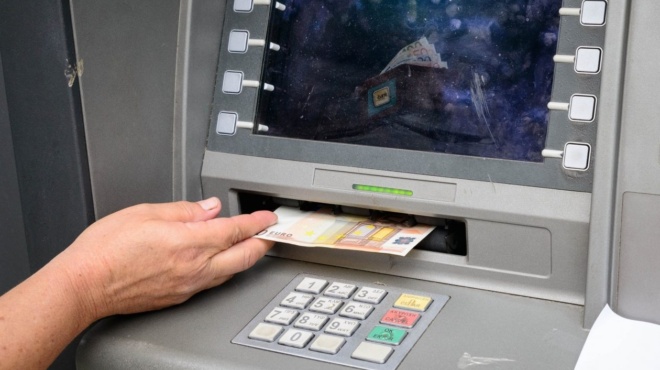 etsi-tha-vgalete-chrimata-apo-to-atm-choris-trapeziki-karta-amp-8211-ki-omos-yparchei-tropos-kai-den-ton-xerei-kaneis-381277