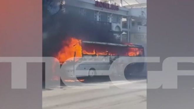 tora-panikos-kai-oyrliachta-sti-leorofo-athinon-amp-8211-kaigetai-toyristiko-leoforeio-amp-8211-ekrixeis-kai-kapnos-pantoy-381292