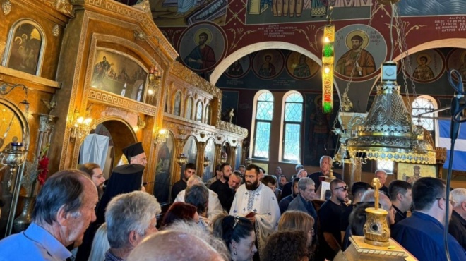 ragisan-oi-oyranoi-me-tin-martha-amp-8211-skines-archaias-tragodias-me-tin-arravoniastikia-toy-stefanoy-pano-apo-to-feretro-toy-stin-kideia-381305