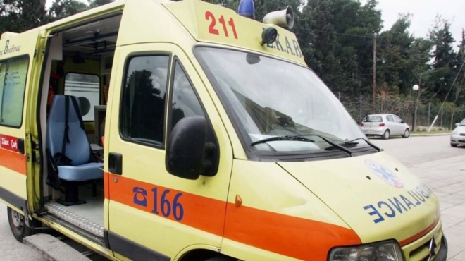 nekros-se-trochaio-gnostos-diaititis-afinei-piso-toy-dyo-paidia-382071