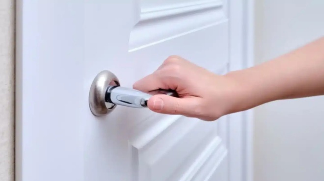 giati-den-prepei-pote-na-koimaste-me-tin-porta-is-krevatokamaras-anoichti-374234