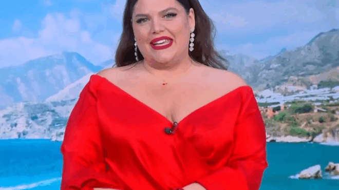 toys-amp-8230-teleiose-me-ton-tropo-tis-i-danai-mparka-emfanistike-me-to-idio-forema-opos-xekinise-prin-5-chronia-kai-amp-8230-apochairetise-to-koino-375302