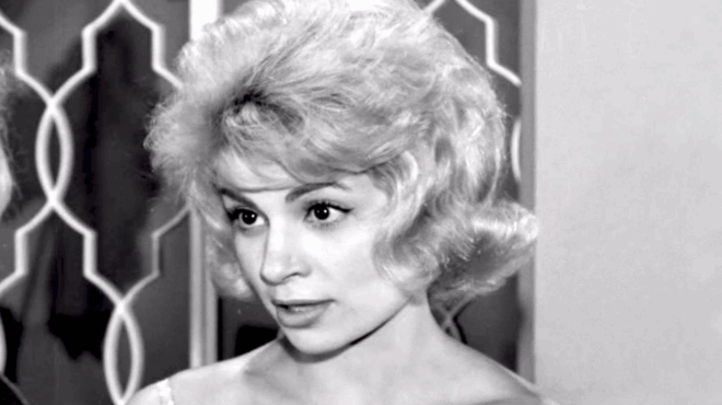 i-agapimeni-ithopoios-poy-oloi-tin-fonazan-me-pseydonymo-ezise-oli-tis-tin-zoi-me-ton-skylo-tis-kai-pethane-mesa-sto-nosokomeio-375911