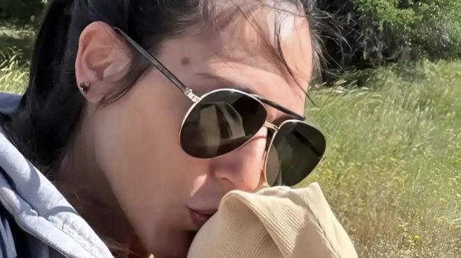 i-anthi-voylgari-ekane-protomagia-me-ton-gio-tis-to-pio-spanio-loyloydi-to-kratao-stin-agkalia-moy-372983