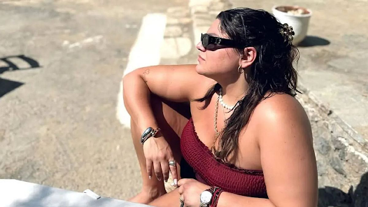 danai-mparka-zoara-meta-to-kopsimo-toy-pame-danai-xegnoiastes-stigmes-dipla-sti-thalassa-377083