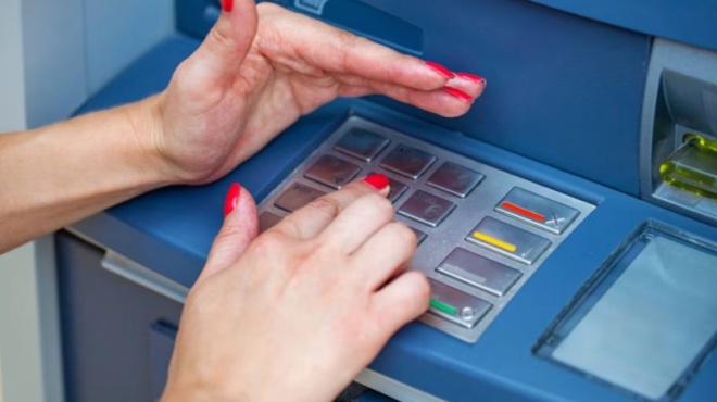 ayta-den-mas-ta-lene-giati-den-prepei-na-vgazete-chrimata-apo-atm-otan-einai-kleistes-oi-trapezes-amp-8211-den-paei-o-noys-sas-ti-ginetai-376872