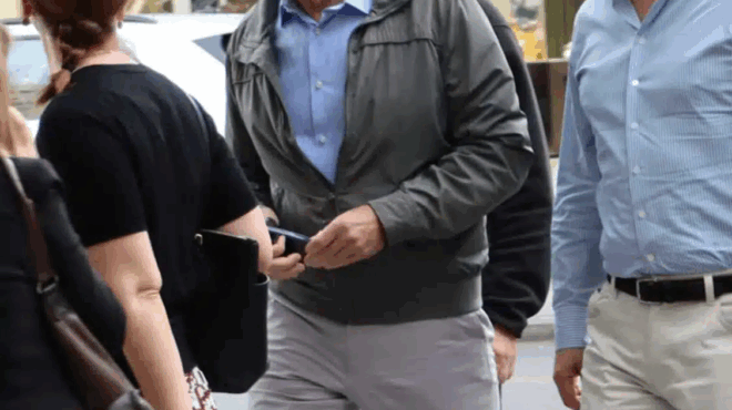 chamos-sto-kentro-i-misi-athina-gyrise-na-koitaxei-ton-kalontymeno-psilo-goiteytiko-karaflo-pasignosto-ellina-381059