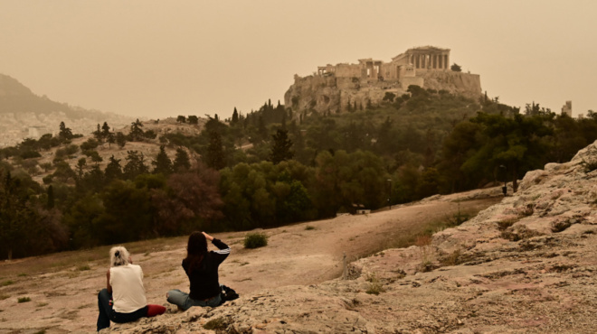 apokosmes-eikones-apo-tin-athina-i-stigmi-poy-i-afrikaniki-skoni-katapinei-to-lekanopedio-377848